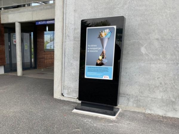 4K Outdoor Stele
